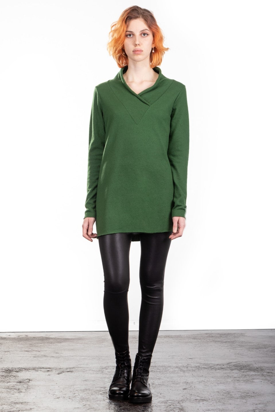 Katharina Hovman Damen langer Wollpullover mit Schalkragen grün