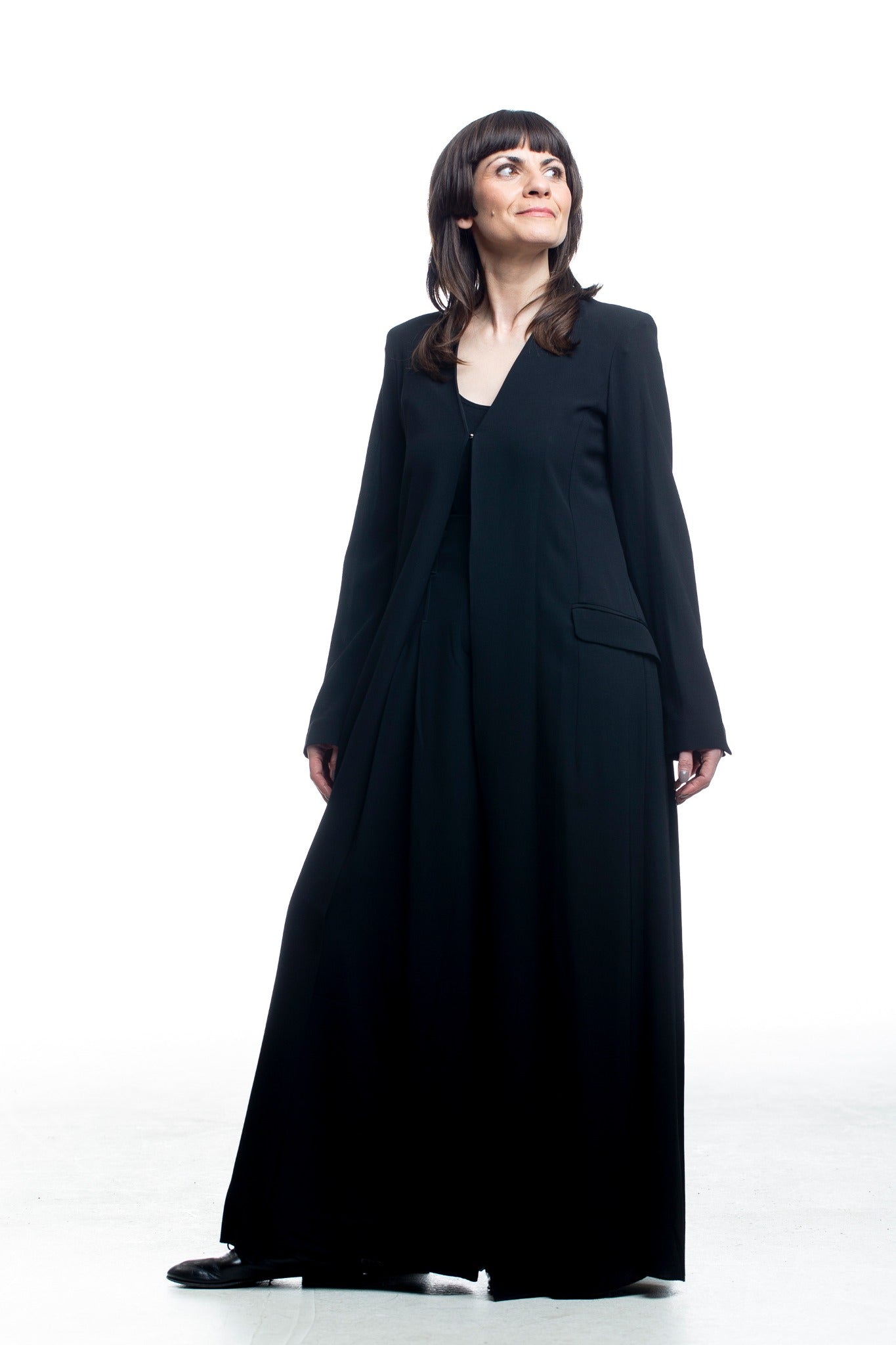 Isabel Benenato Mantel – Rückansicht, klare Silhouette, schwarz