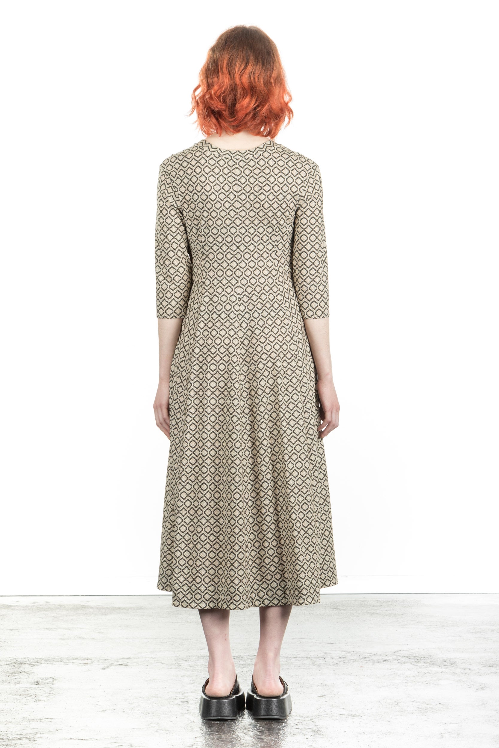 Schella Kann 2 Damen Midi Kleid ausgestellt beige schwarz grafisch