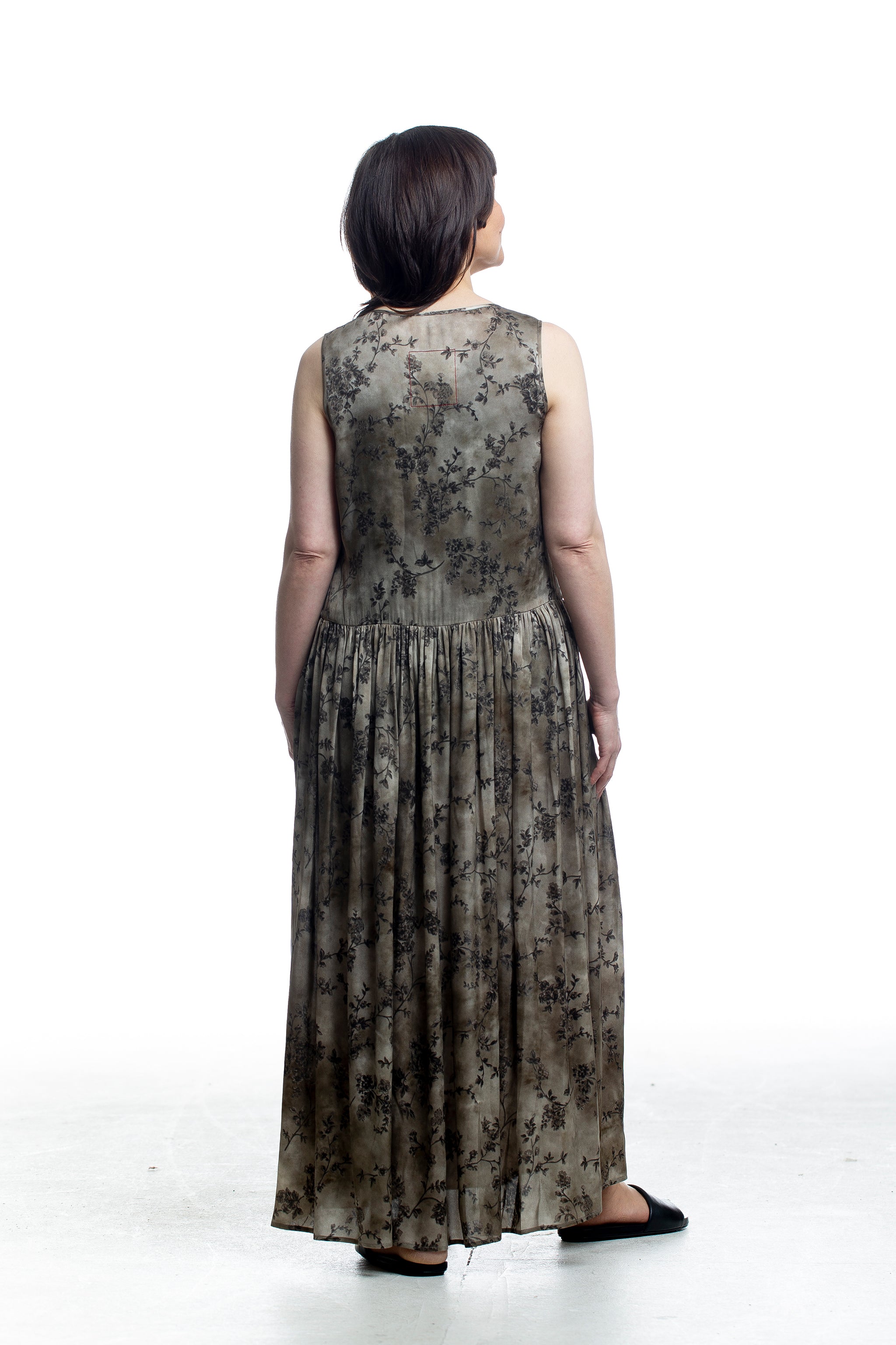 Uma Wang Kleid in Khaki – Rückansicht mit floraler Struktur