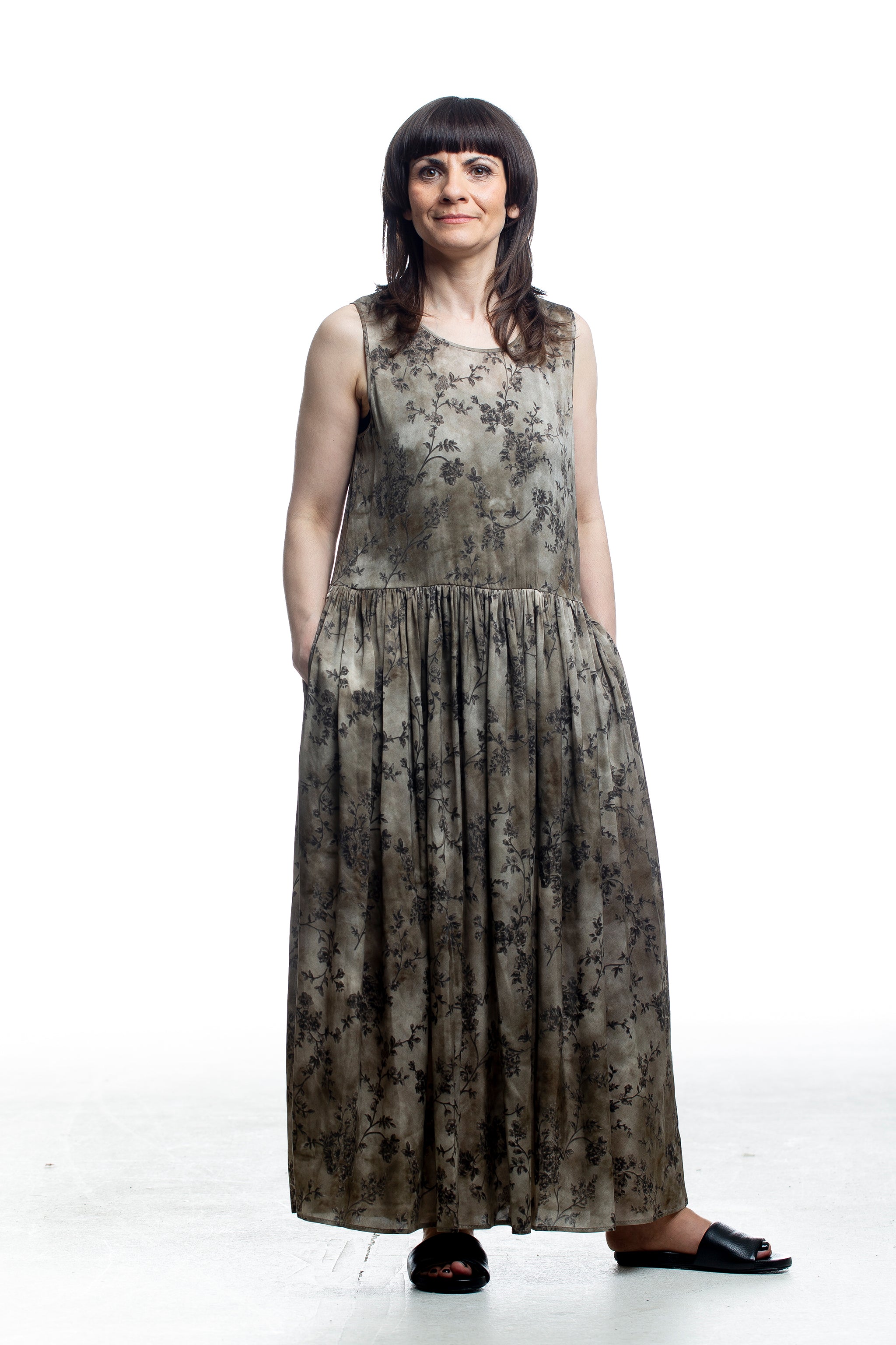 Uma Wang Kleid in Khaki mit floralem Muster – Frontansicht