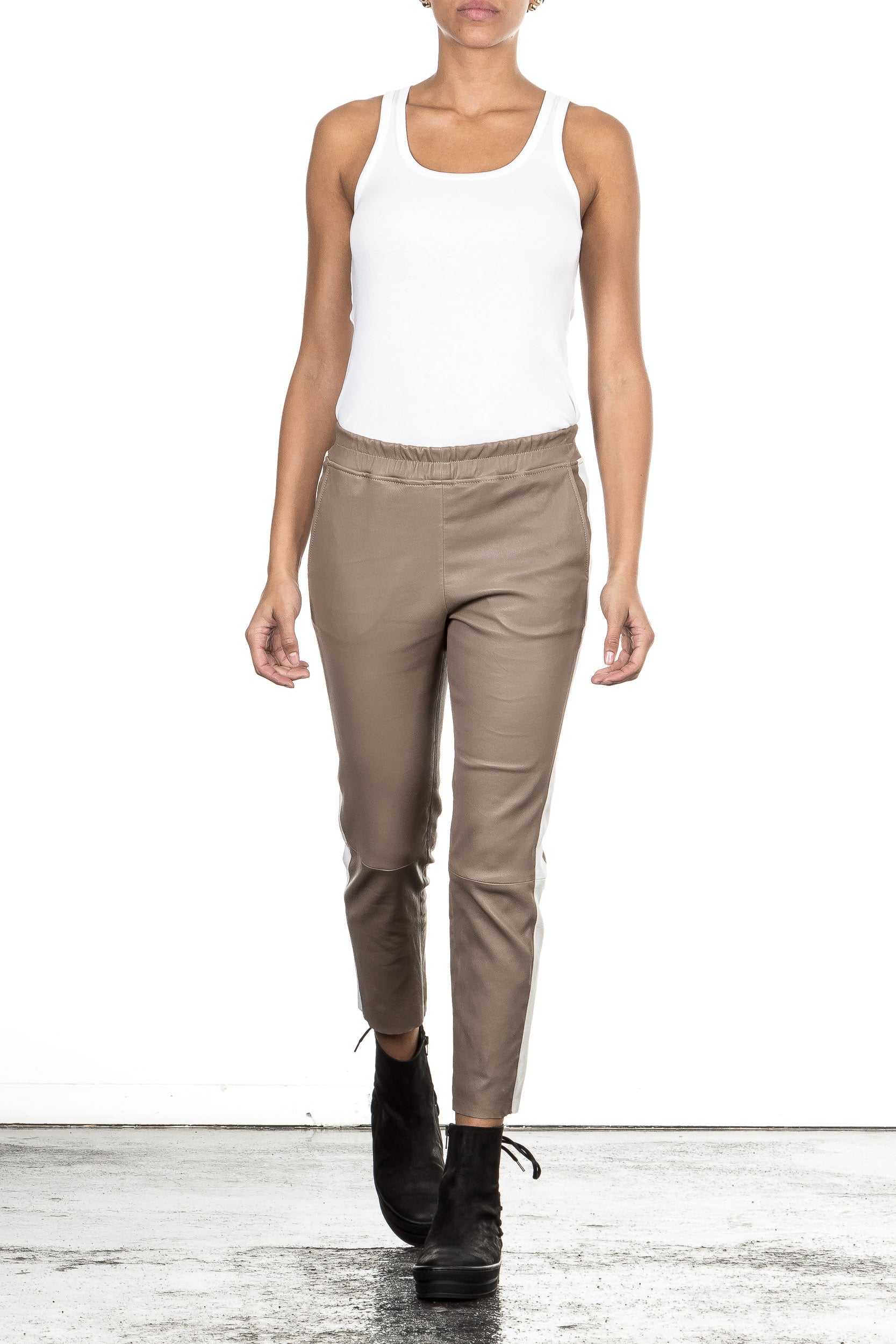 NOVE Damen Lammnappa Lederleggings mit weißem Streifen camel