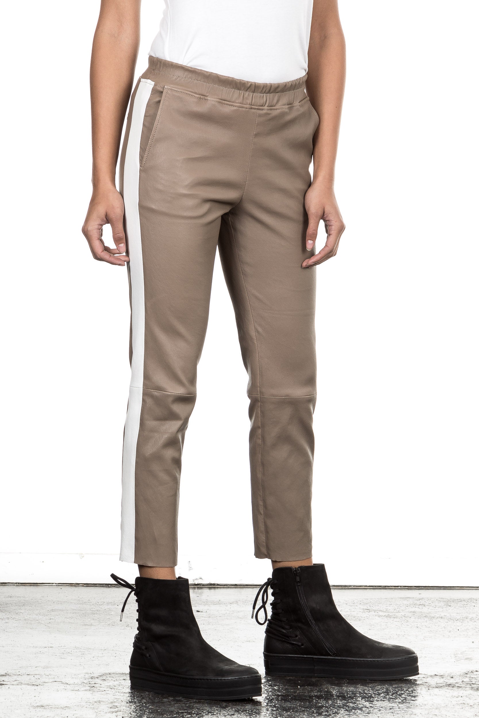 NOVE Damen Lammnappa Lederleggings mit weißem Streifen camel