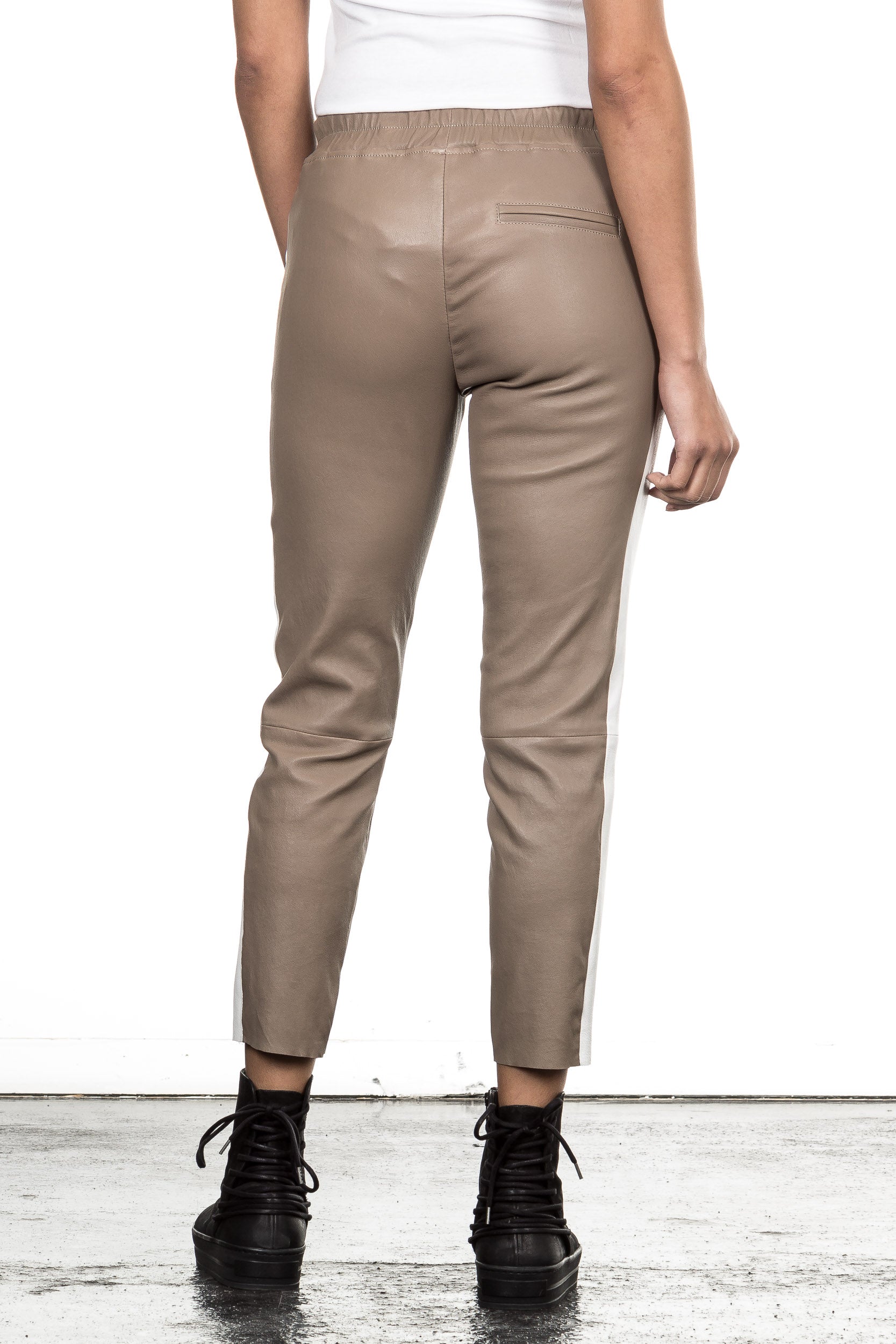 NOVE Damen Lammnappa Lederleggings mit weißem Streifen camel