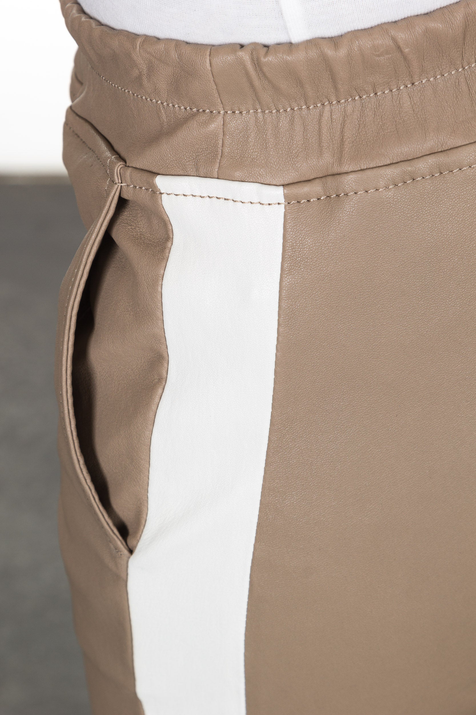 NOVE Damen Lammnappa Lederleggings mit weißem Streifen camel