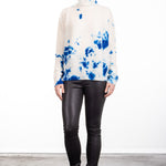 Suzusan Damen Kaschmir Rollkragenpullover Madara Shibori blau wollweiß
