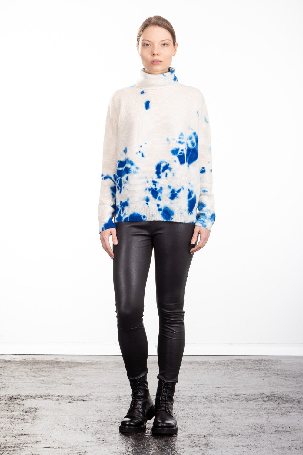 Suzusan Damen Kaschmir Rollkragenpullover Madara Shibori blau wollweiß