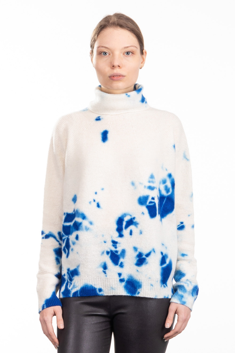 Suzusan Damen Kaschmir Rollkragenpullover Madara Shibori blau wollweiß