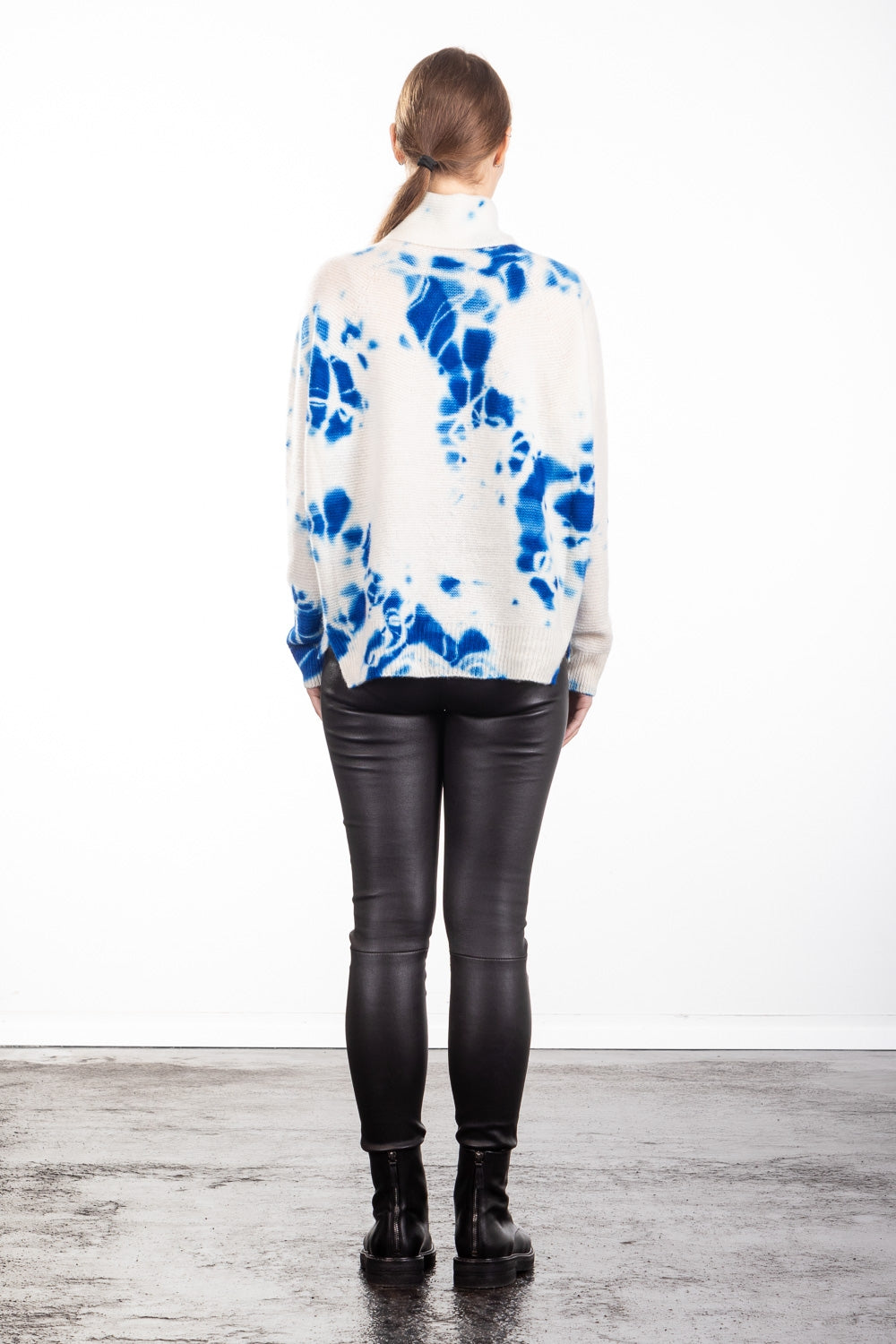 Suzusan Damen Kaschmir Rollkragenpullover Madara Shibori blau wollweiß