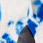 Suzusan Damen Kaschmir Rollkragenpullover Madara Shibori blau wollweiß