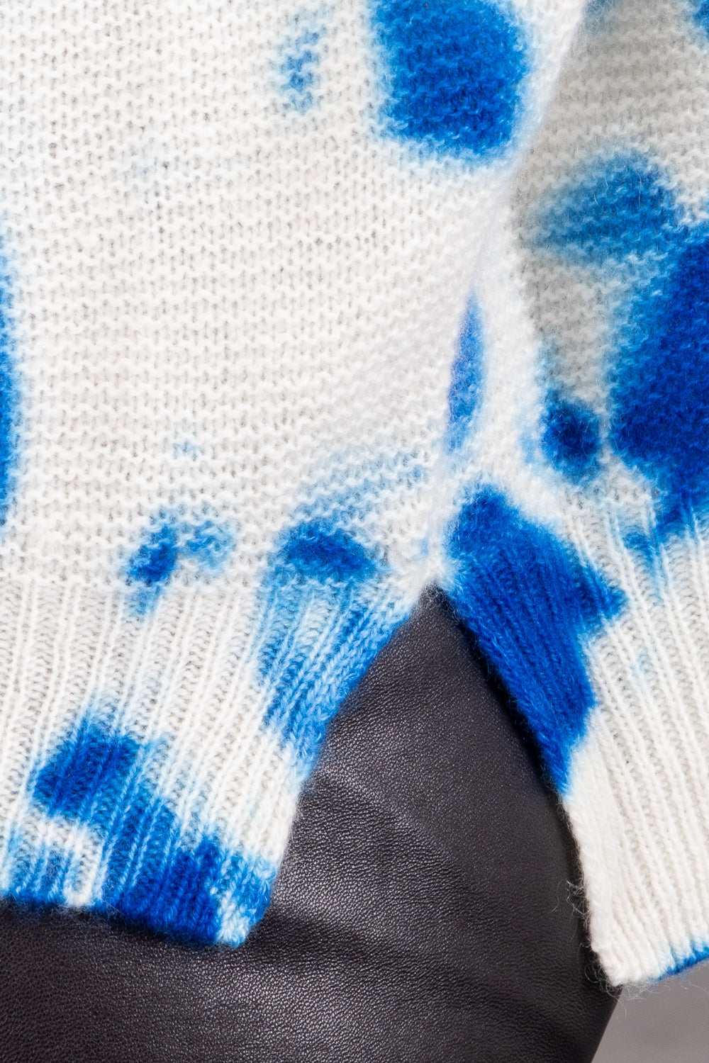 Suzusan Damen Kaschmir Rollkragenpullover Madara Shibori blau wollweiß