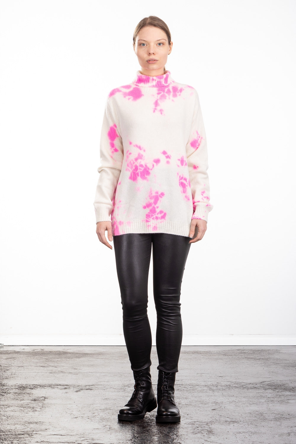Suzusan Damen Kaschmir Rollkragenpullover Madara Shibori pink wollweiß