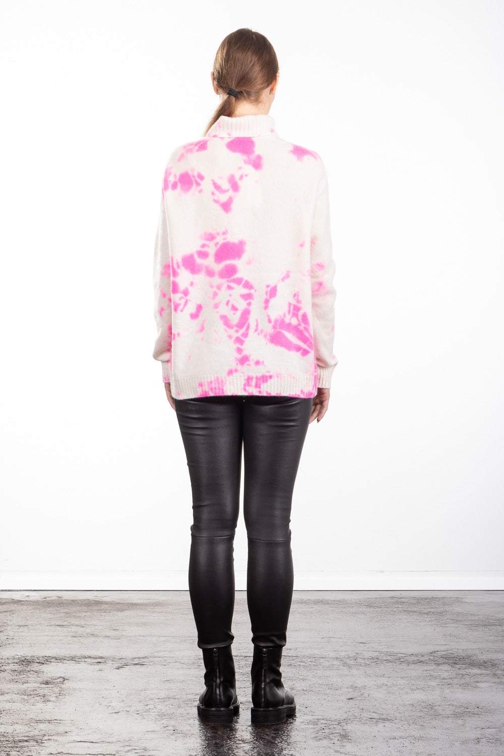 Suzusan Damen Kaschmir Rollkragenpullover Madara Shibori pink wollweiß