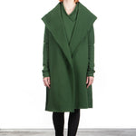 Katharina Hovman Damen lange Schalkragenjacke aus Merinowolle grün