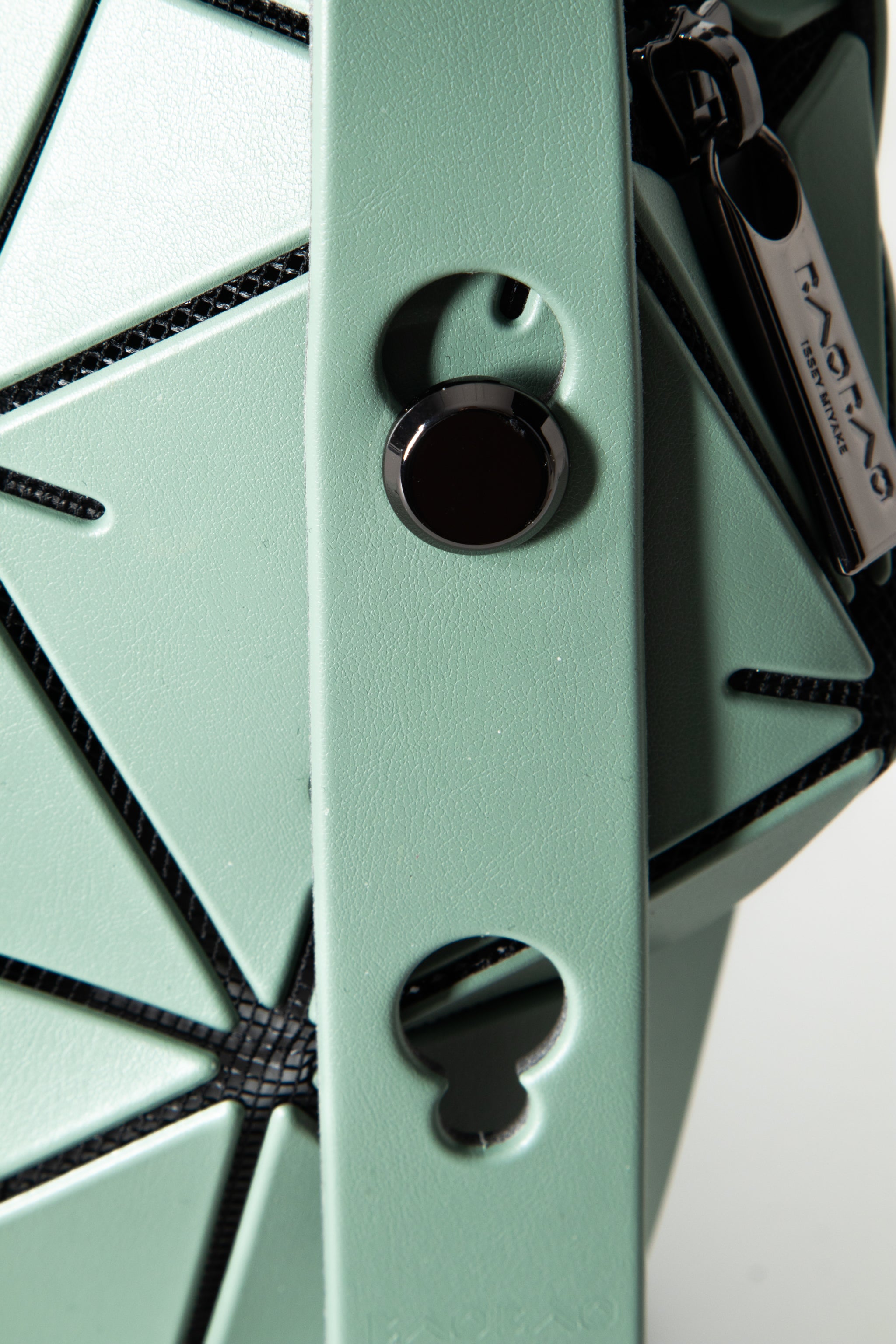 BAO BAO ISSEY MIYAKE Handtasche BOSTON khaki grün Griff Detail