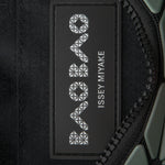 BAO BAO ISSEY MIYAKE Handtasche BOSTON khaki grün Innenlabel Detail