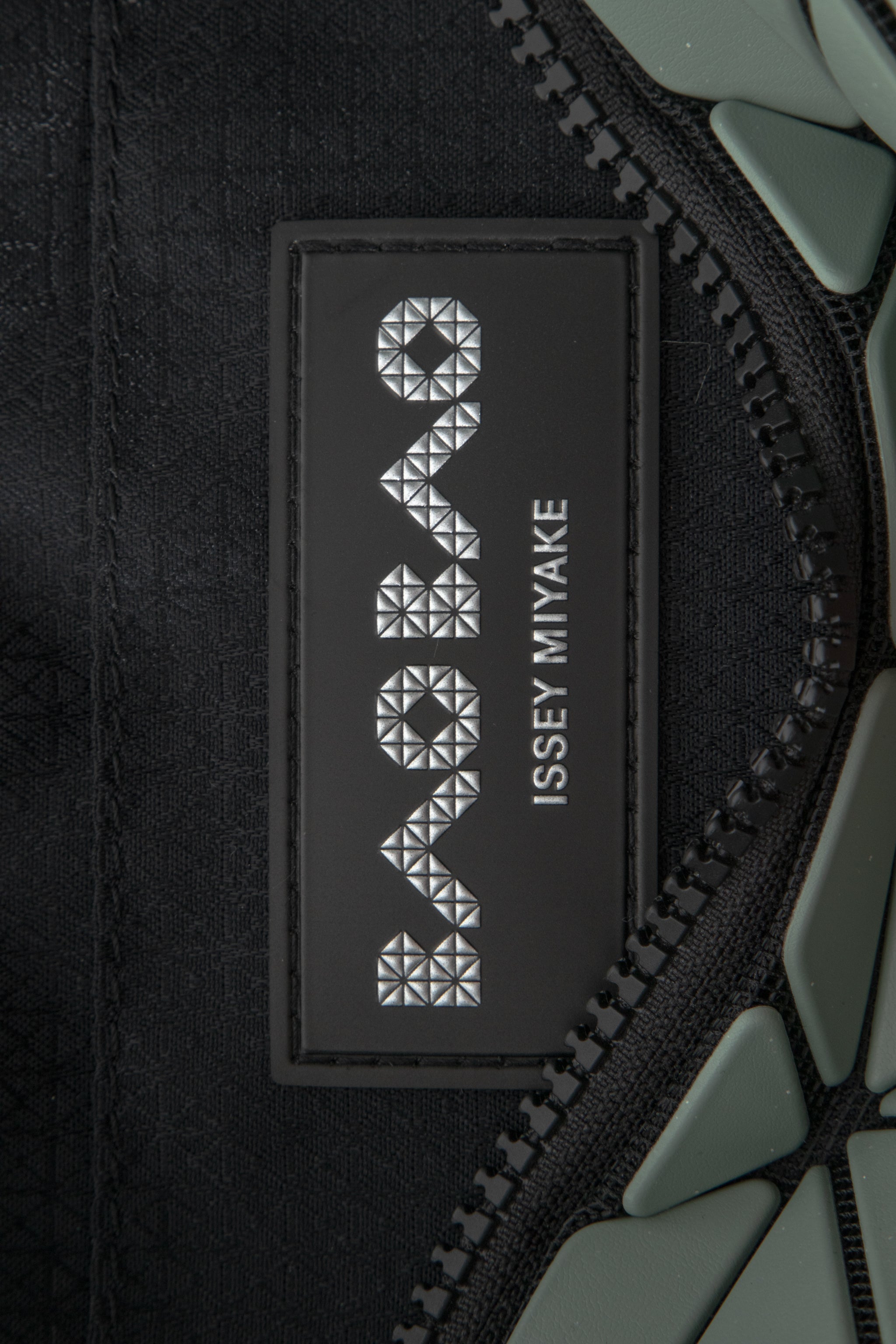 BAO BAO ISSEY MIYAKE Handtasche BOSTON khaki grün Innenlabel Detail
