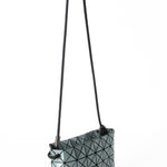 BAO BAO ISSEY MIYAKE Schultertasche LOOP METALLIC ash green Seitenansicht