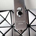 BAO BAO ISSEY MIYAKE Handtasche PLATINUM silber Griff Detail