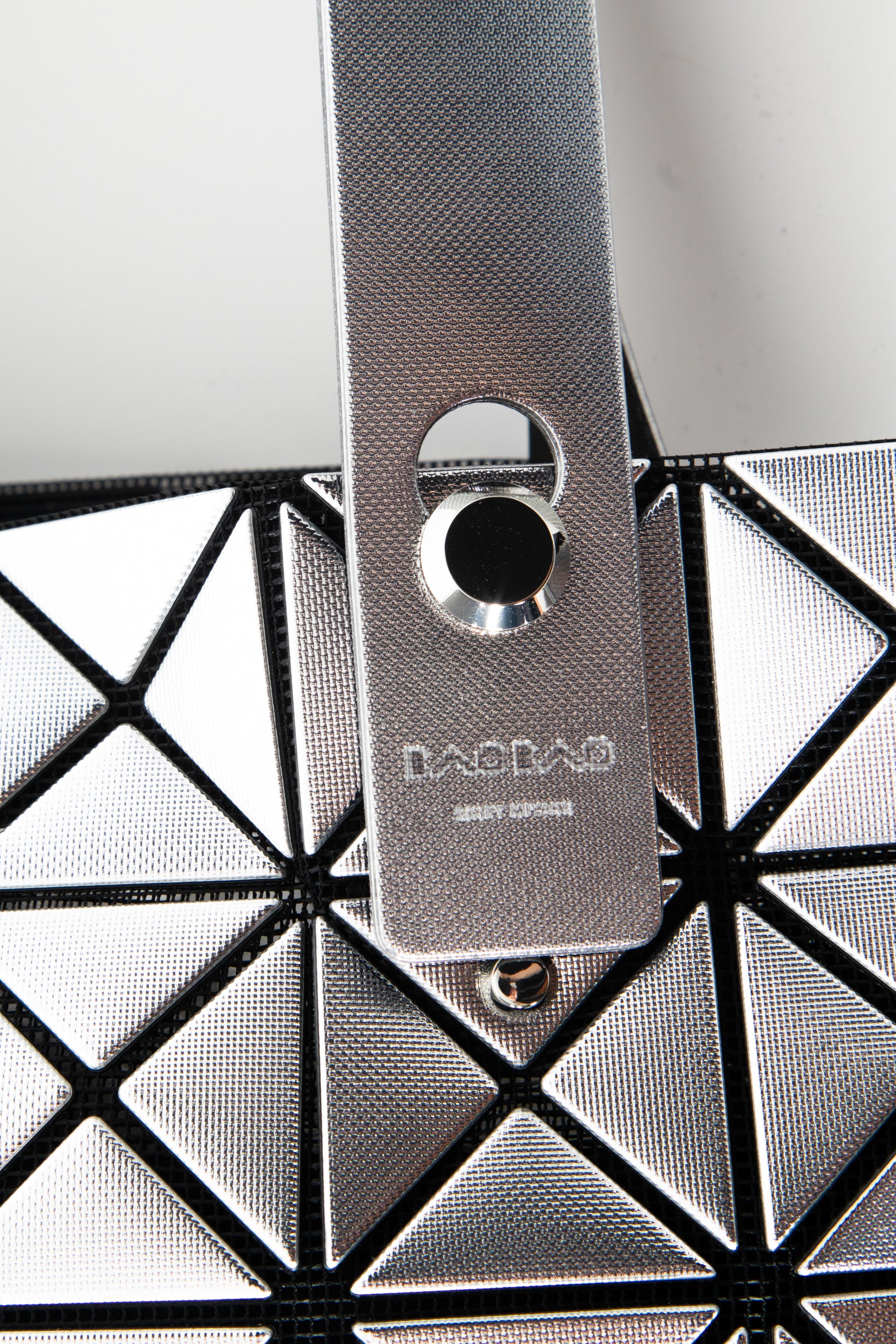 BAO BAO ISSEY MIYAKE Handtasche PLATINUM silber Griff Detail
