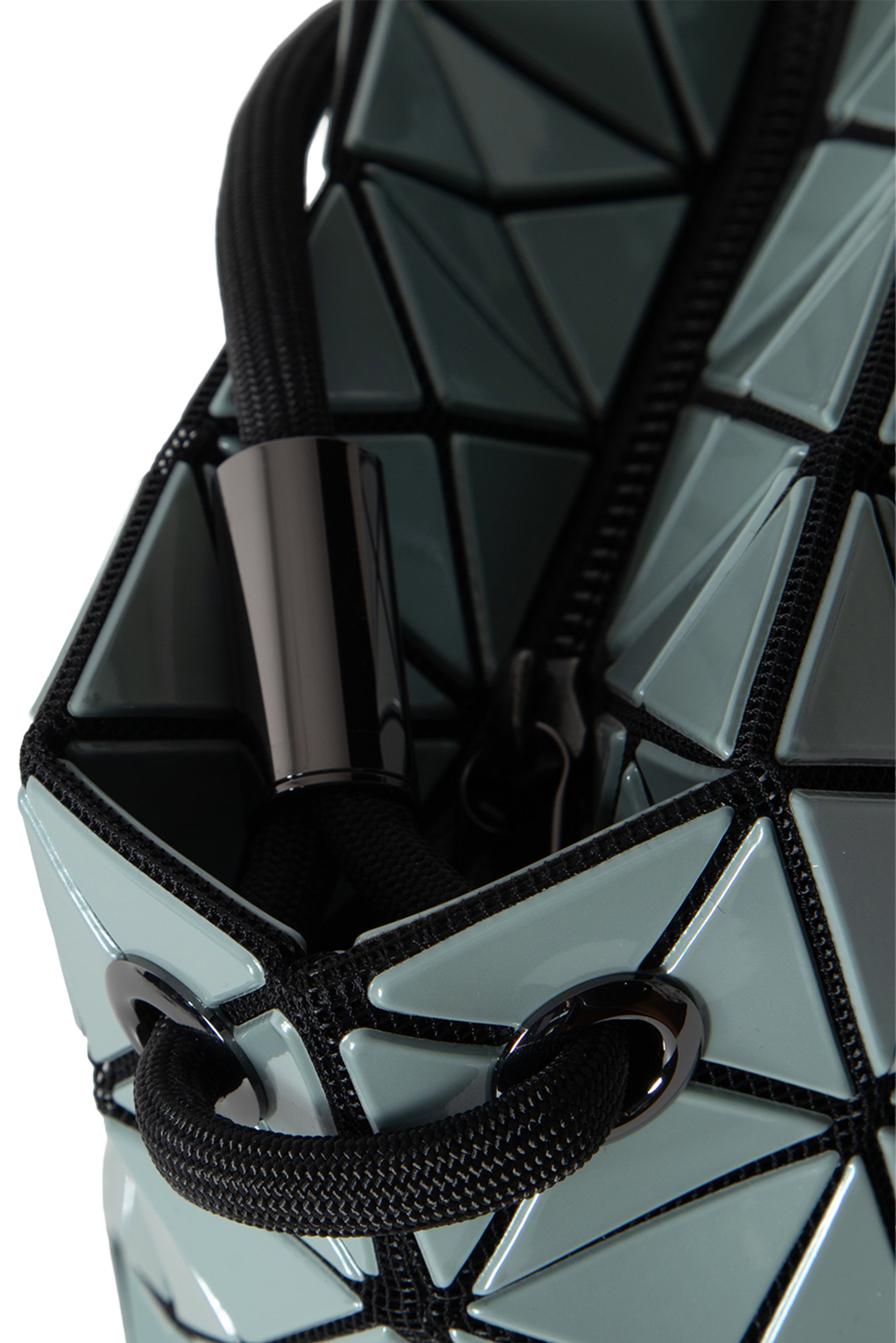 BAO BAO ISSEY MIYAKE Schultertasche LOOP METALLIC ash green Kordelriemen Detail