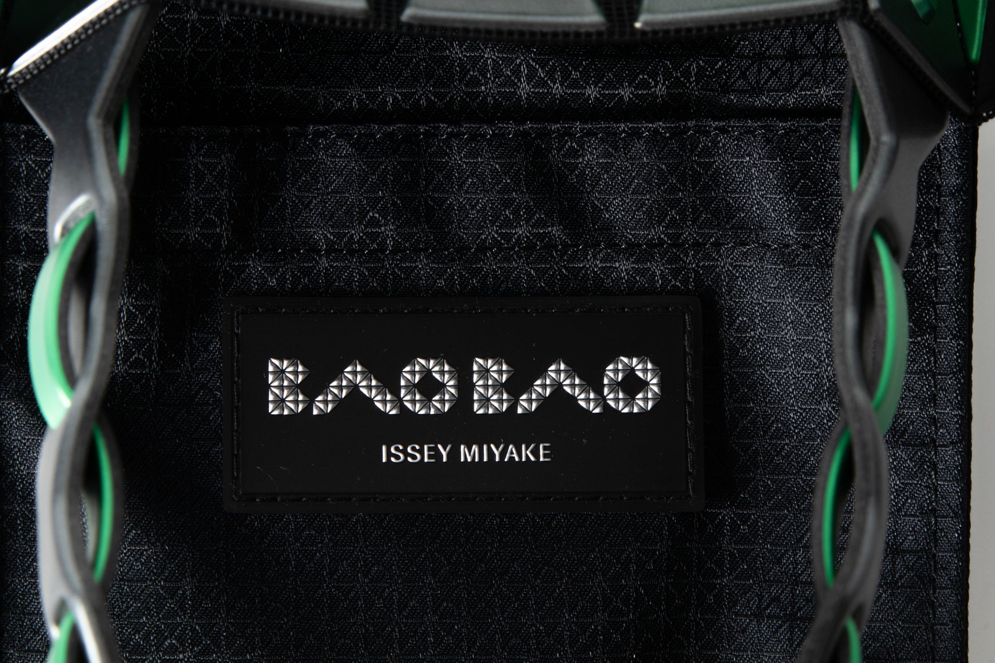 BAO BAO ISSEY MIYAKE Handtasche BASKET grün Innenlabel Detail