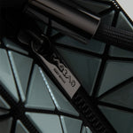 BAO BAO ISSEY MIYAKE Schultertasche LOOP METALLIC ash green Reißverschluss Detail
