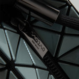 BAO BAO ISSEY MIYAKE Schultertasche LOOP METALLIC ash green Reißverschluss Detail