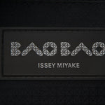 BAO BAO ISSEY MIYAKE Schultertasche LOOP METALLIC ash green Innenlabel Detail