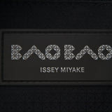 BAO BAO ISSEY MIYAKE Schultertasche LOOP METALLIC ash green Innenlabel Detail