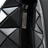 BAO BAO ISSEY MIYAKE Handtasche VALLEY mattschwarz Reißverschlussdetail