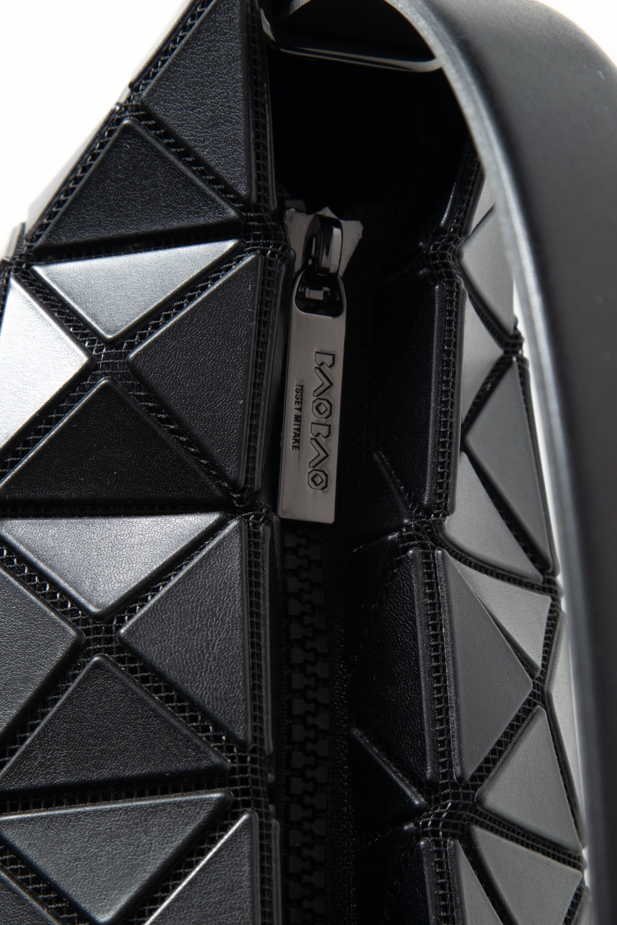 BAO BAO ISSEY MIYAKE Handtasche VALLEY mattschwarz Reißverschlussdetail
