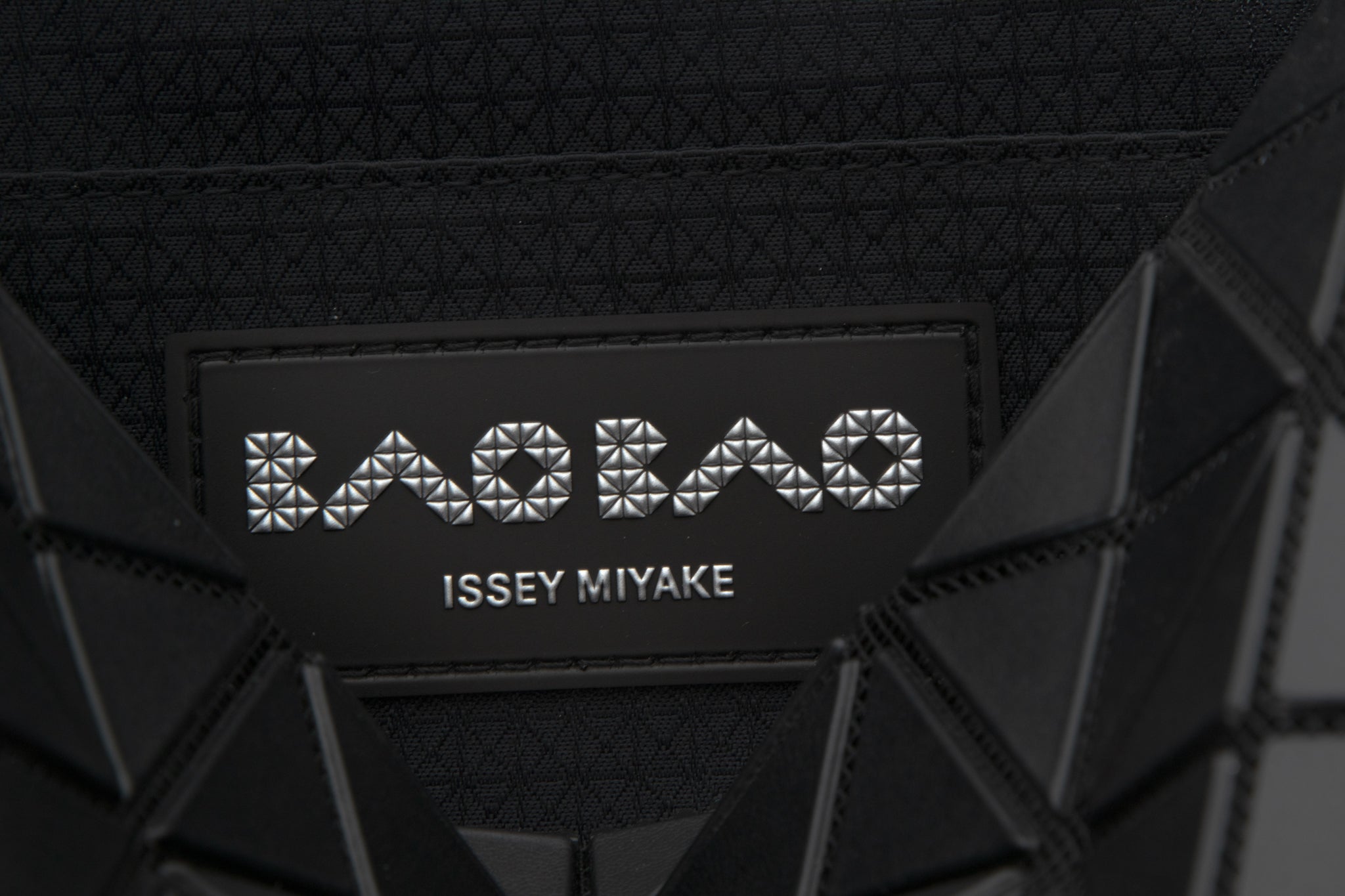 BAO BAO ISSEY MIYAKE Handtasche VALLEY mattschwarz Innenlabel und Branding