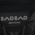 BAO BAO ISSEY MIYAKE Handtasche VALLEY mattschwarz Innenlabel und Branding