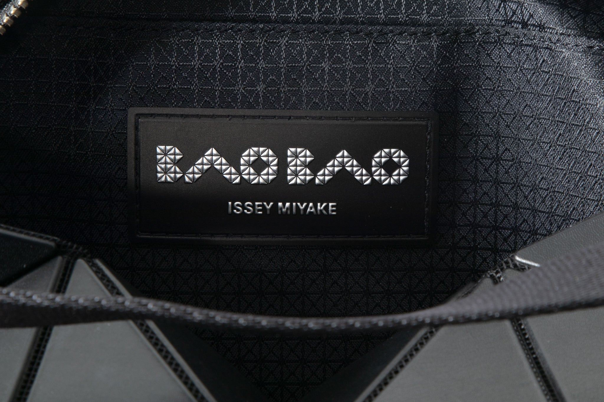 BAO BAO ISSEY MIYAKE Umhängetasche BLOCKY mattschwarz Innenlabel und Branding