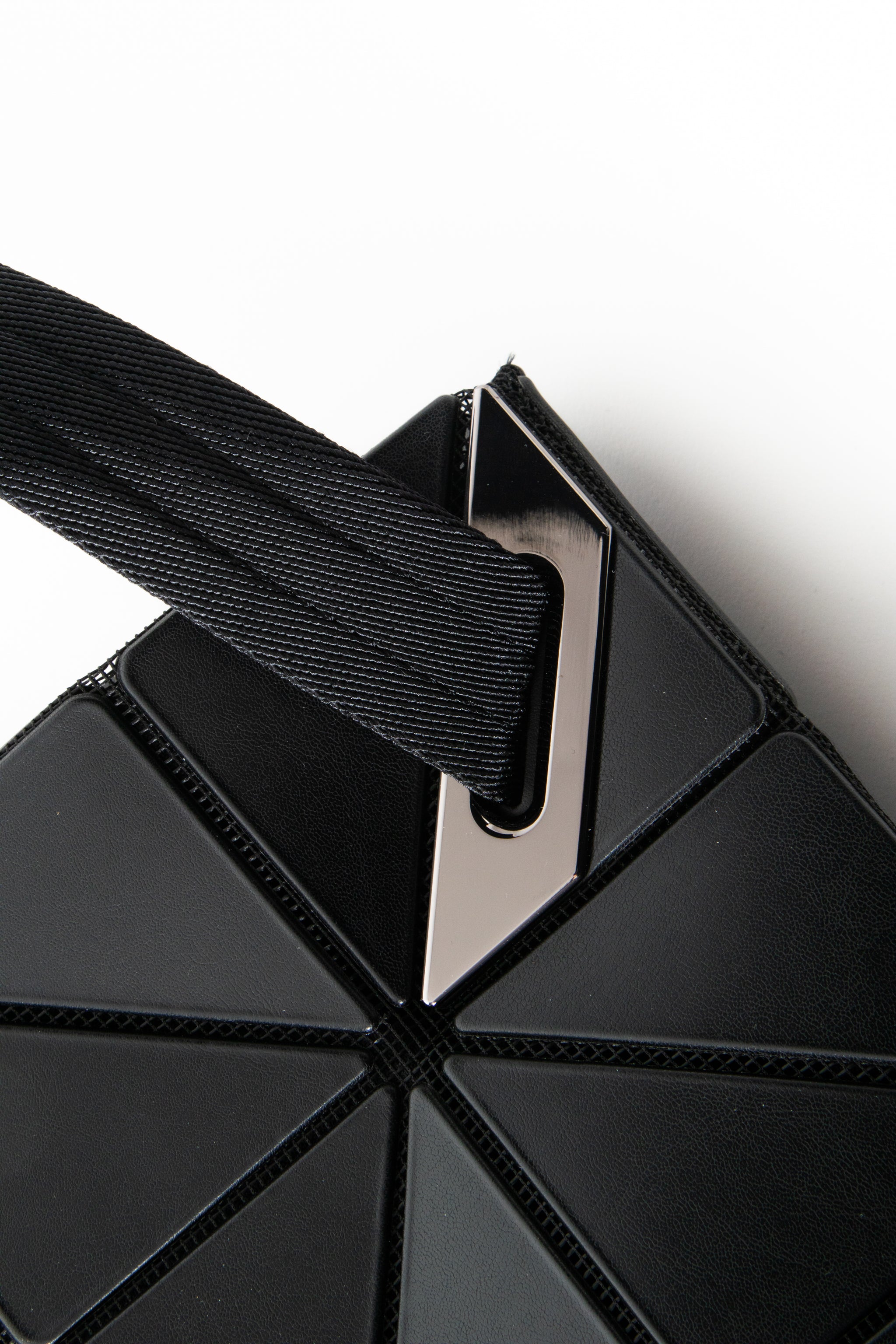 BAO BAO ISSEY MIYAKE Umhängetasche BLOCKY mattschwarz Schulterriemen-Detail