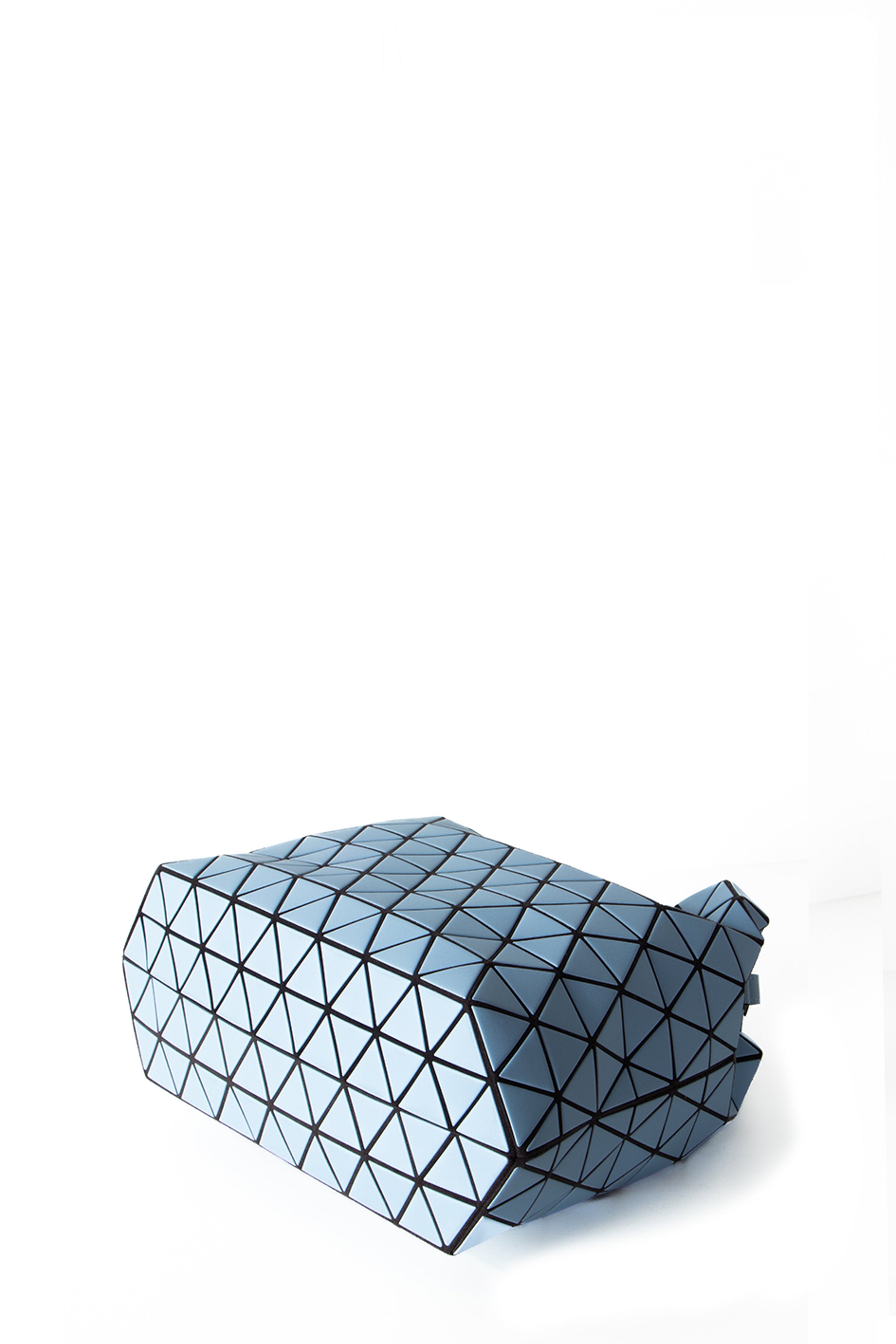 BAO BAO ISSEY MIYAKE Handtasche CRYSTAL MATTE hellblau Bodenansicht