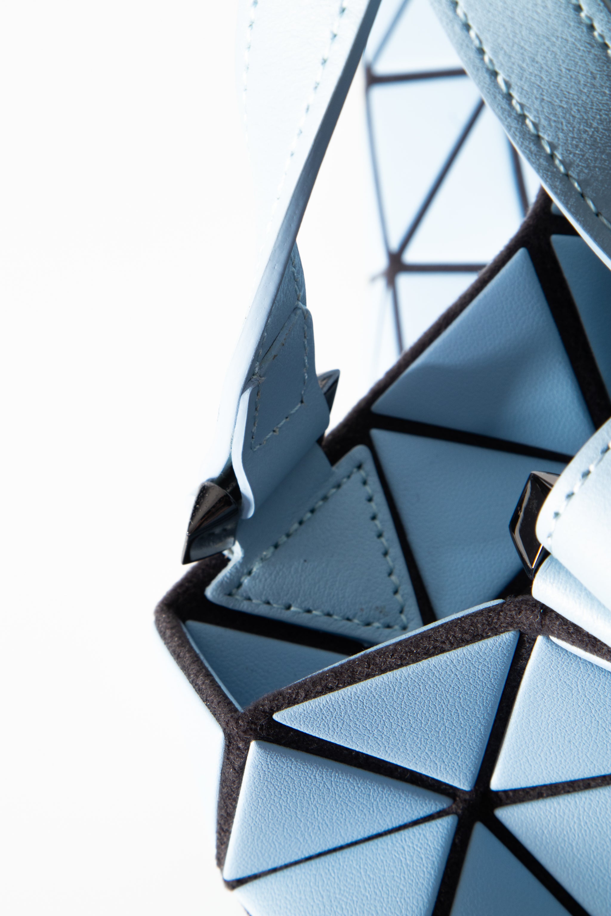 BAO BAO ISSEY MIYAKE Handtasche CRYSTAL MATTE hellblau Tragegriff Detail