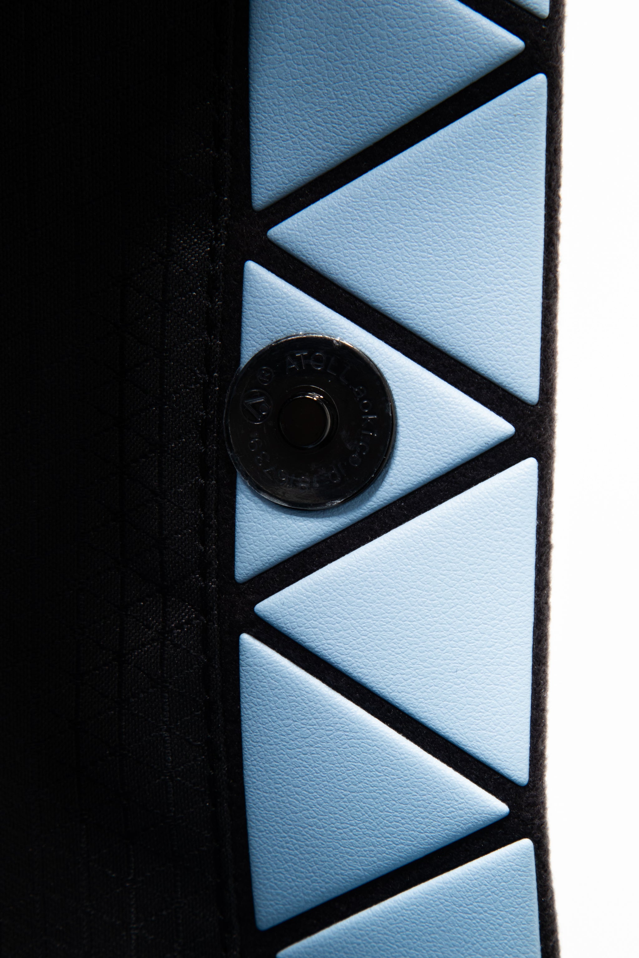 BAO BAO ISSEY MIYAKE Handtasche CRYSTAL MATTE hellblau Verschluss Detail