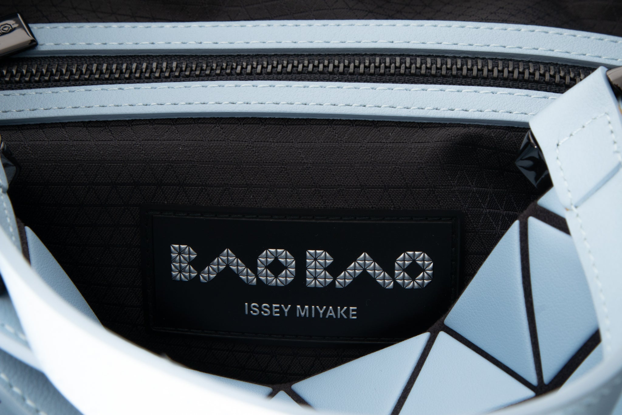 BAO BAO ISSEY MIYAKE Handtasche CRYSTAL MATTE hellblau Innenlabel Detail