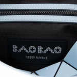BAO BAO ISSEY MIYAKE Handtasche CRYSTAL MATTE hellblau Innenlabel Detail