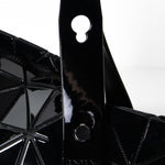 BAO BAO ISSEY MIYAKE Shopper CARTON schwarz Träger- und Verschlussdetail