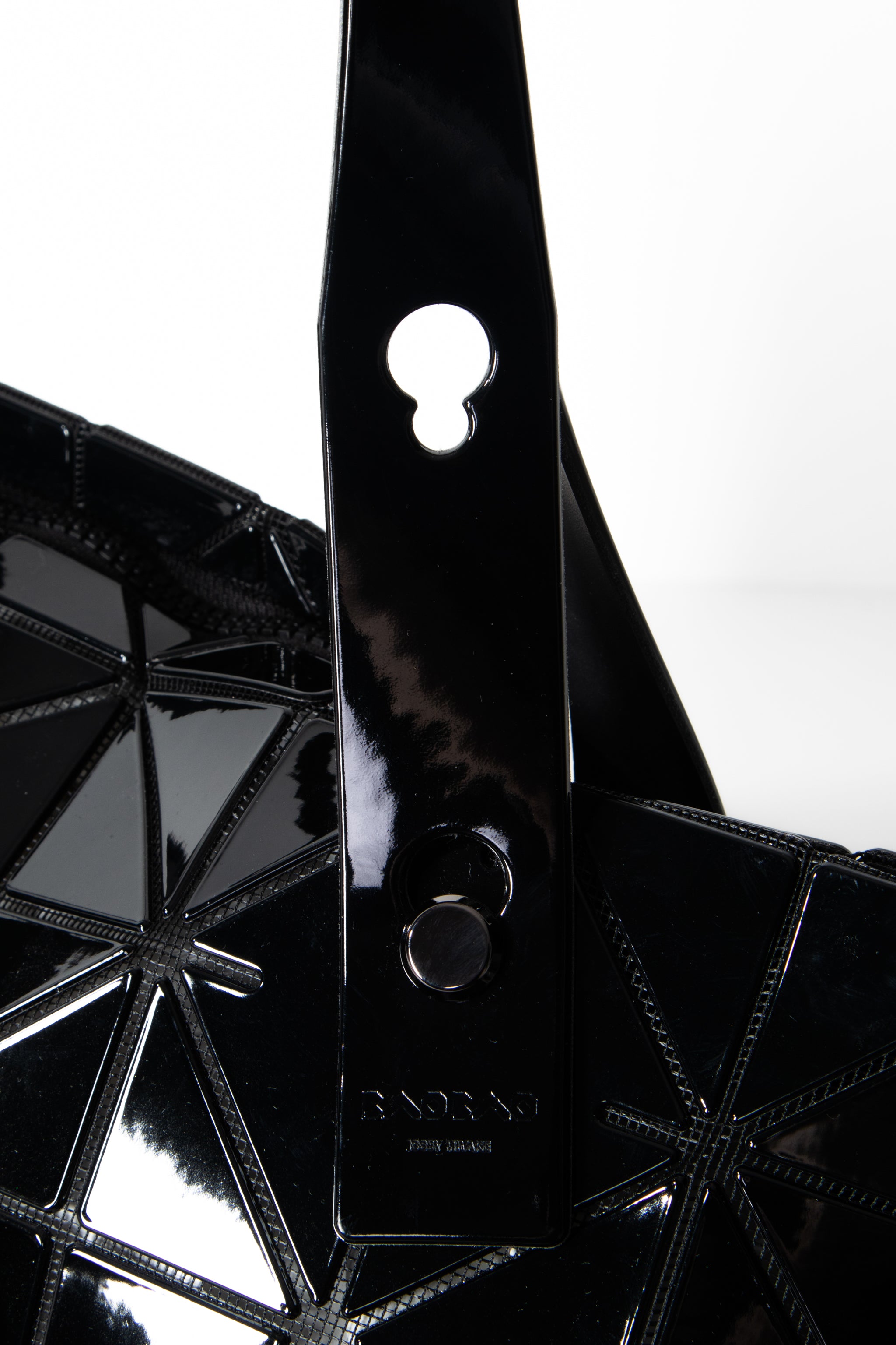 BAO BAO ISSEY MIYAKE Shopper CARTON schwarz Träger- und Verschlussdetail