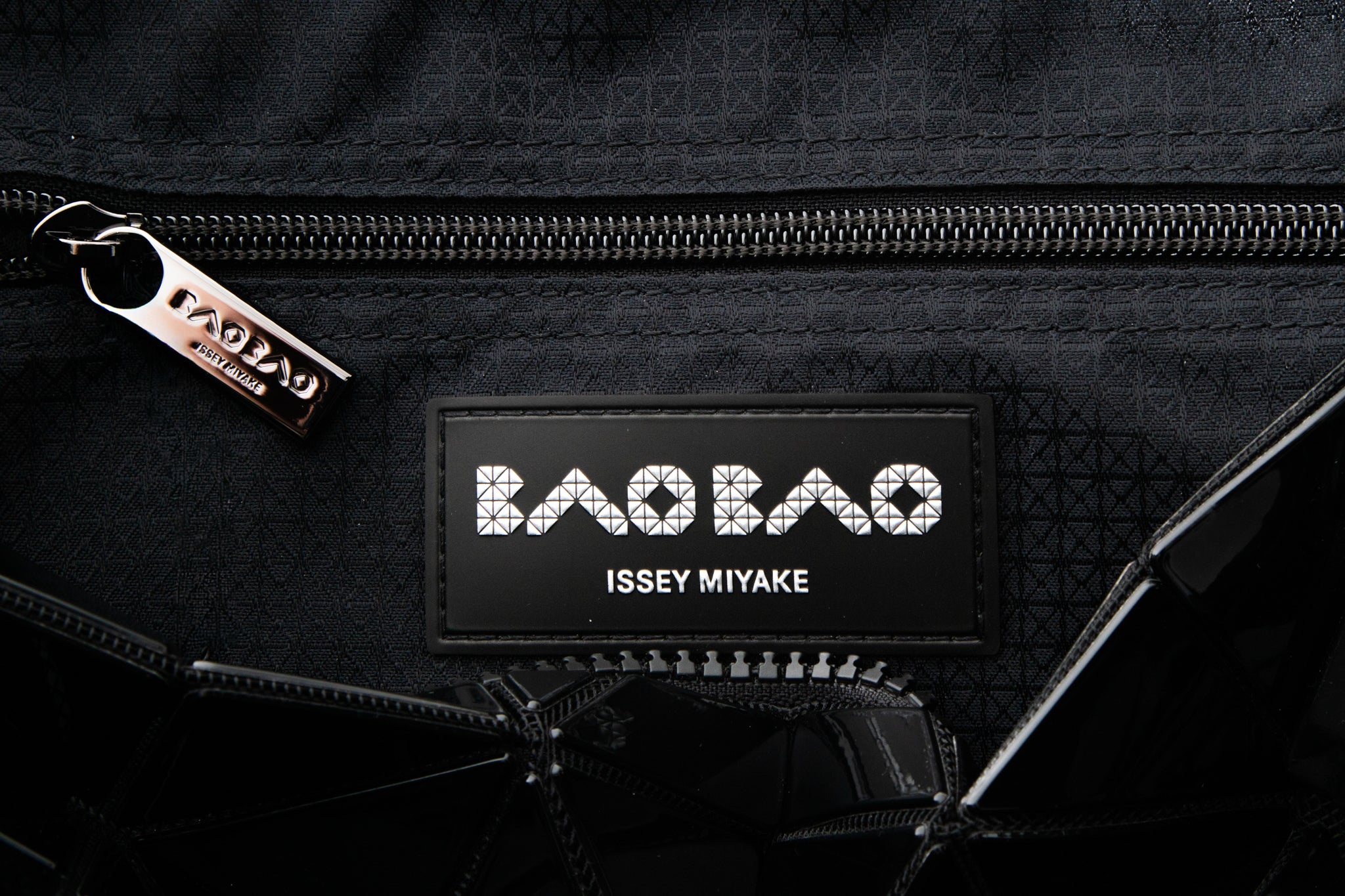 BAO BAO ISSEY MIYAKE Shopper CARTON schwarz Innenlabel und Branding