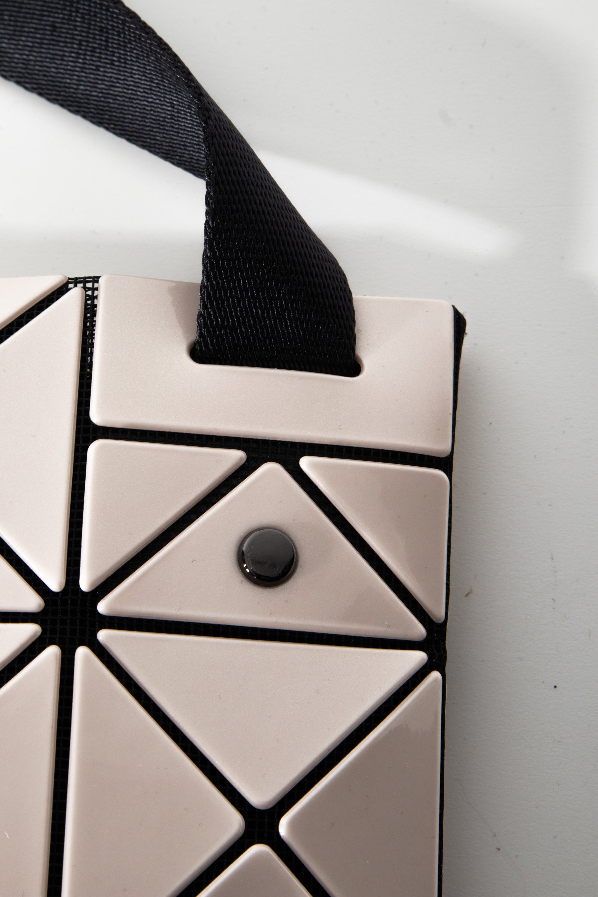 BAO BAO ISSEY MIYAKE Umhängetasche LUCENT beige Detail