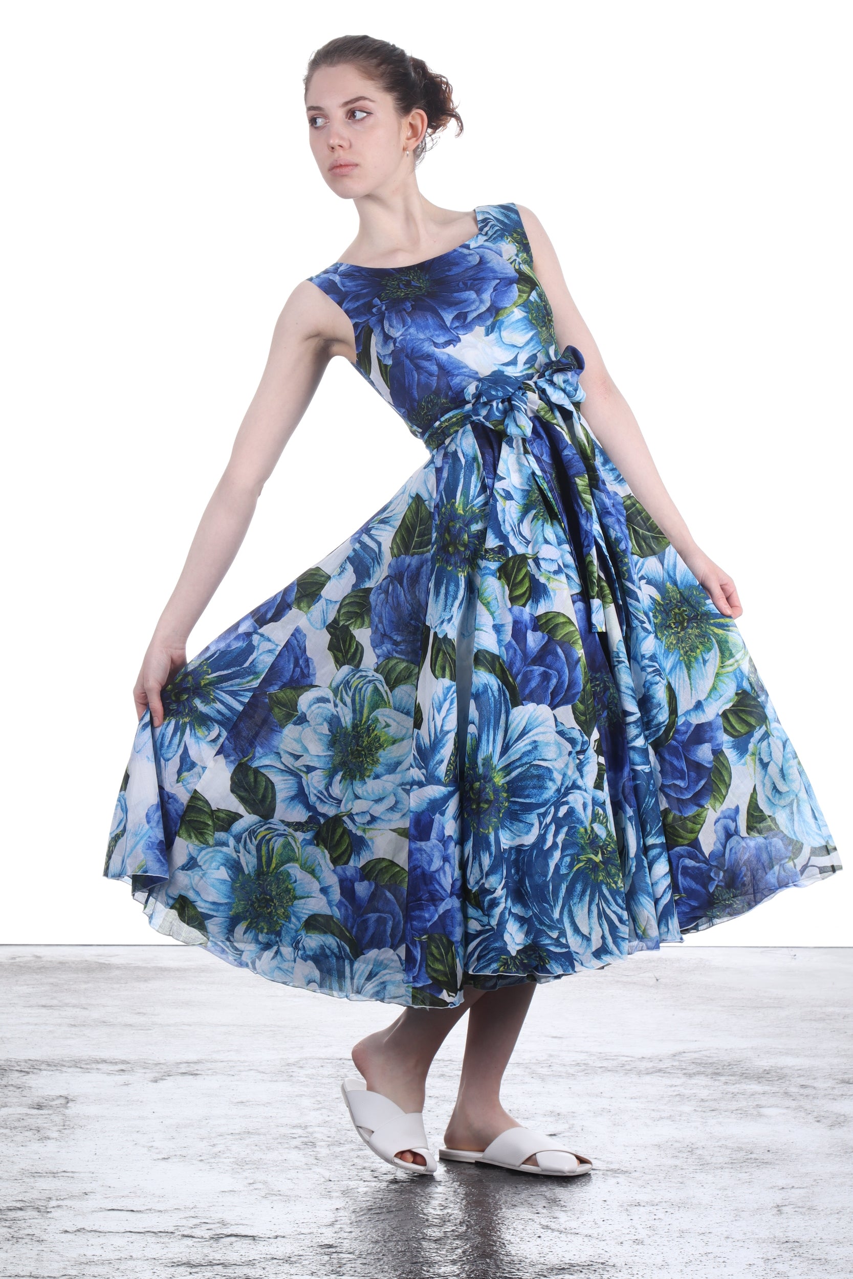 SAMANTHA SUNG Damen Träger-Kleid ASTER mit floralem Print weiß blau