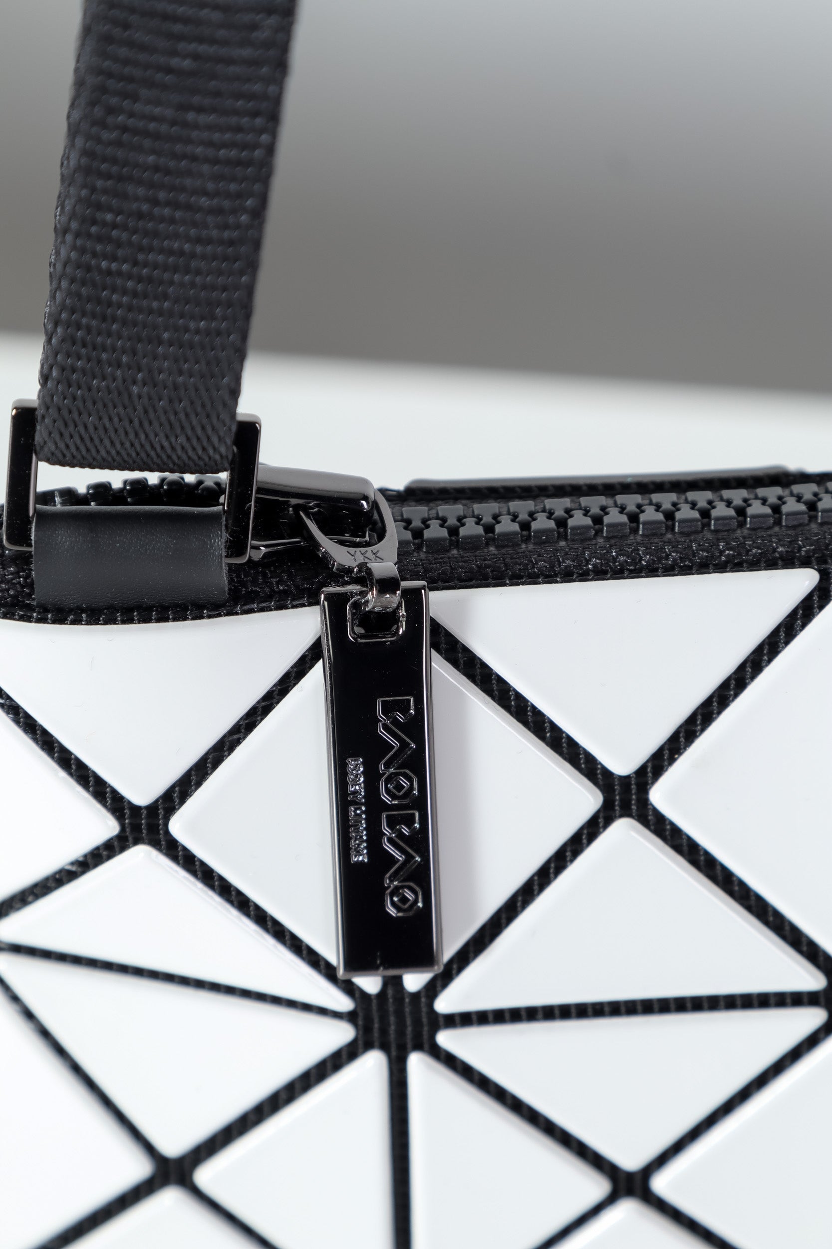 BAO BAO Issey Miyake Schultertasche PRISM KANGAROO hellgrau anthrazit