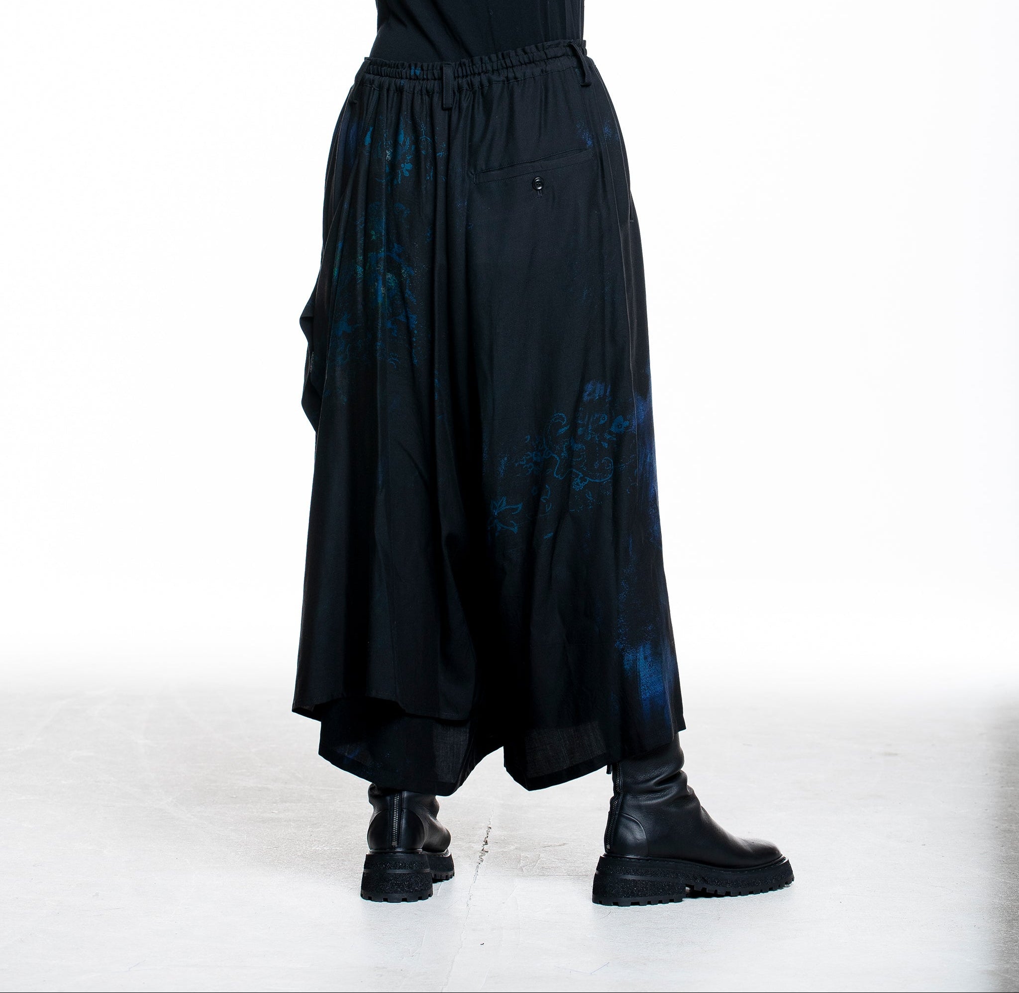 Y's Yohji Yamamoto Damen Culotte Hose Blumen Print schwarz-blau - Rückansicht