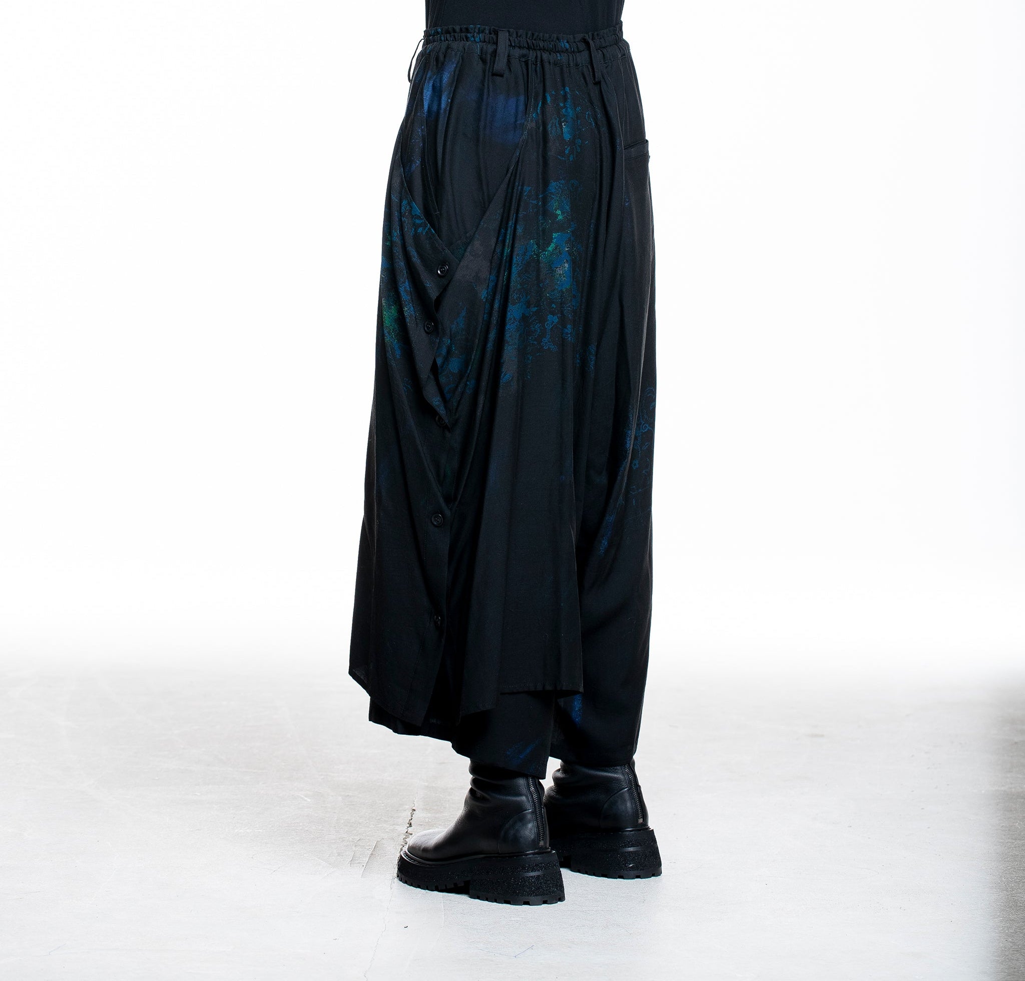 Y's Yohji Yamamoto Damen Culotte Hose Blumen Print schwarz-blau - Seitenansicht