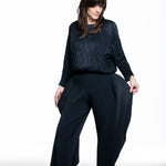 Issey Miyake Damen Langarmshirt SUEDE LIKE PUFF PLEATS schwarz - Detail mit Hose